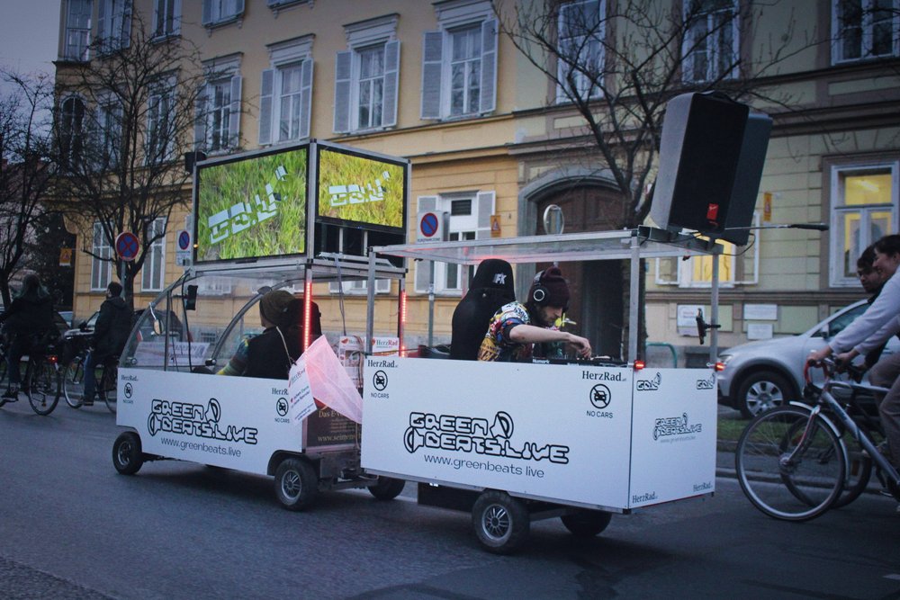 HerzRad nachts auf der Straße in Graz